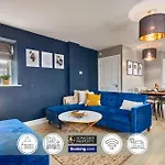 Hébergement de vacances Newly Renovated 4bdr House By Homebird Management Short Lets & Serviced With Private Parking & Netflix Leeds (West Yorkshire)