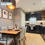 Hébergement de vacances Newly Renovated 4bdr House By Homebird Management Short Lets & Serviced With Private Parking & Netflix
