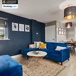 Newly Renovated 4bdr House By Homebird Management Short Lets & Serviced With Private Parking & Netflix *