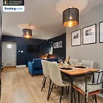 Newly Renovated 4bdr House By Homebird Management Short Lets & Serviced With Private Parking & Netflix Leeds (West Yorkshire)