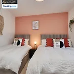 Newly Renovated 4bdr House By Homebird Management Short Lets & Serviced With Private Parking & Netflix Hébergement de vacances *