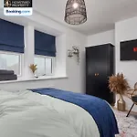 Hébergement de vacances Newly Renovated 4bdr House By Homebird Management Short Lets & Serviced With Private Parking & Netflix *