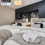 Newly Renovated 4bdr House By Homebird Management Short Lets & Serviced With Private Parking & Netflix Hébergement de vacances Leeds (West Yorkshire)
