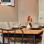 Newly Renovated 4bdr House By Homebird Management Short Lets & Serviced With Private Parking & Netflix Leeds (West Yorkshire)