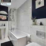 Newly Renovated 4bdr House By Homebird Management Short Lets & Serviced With Private Parking & Netflix Hébergement de vacances