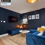 Hébergement de vacances Newly Renovated 4bdr House By Homebird Management Short Lets & Serviced With Private Parking & Netflix *