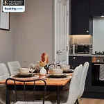 Newly Renovated 4bdr House By Homebird Management Short Lets & Serviced With Private Parking & Netflix Hébergement de vacances Leeds (West Yorkshire)