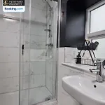 Hébergement de vacances Newly Renovated 4bdr House By Homebird Management Short Lets & Serviced With Private Parking & Netflix Leeds (West Yorkshire)