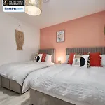 Newly Renovated 4bdr House By Homebird Management Short Lets & Serviced With Private Parking & Netflix Leeds (West Yorkshire)