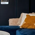 Newly Renovated 4bdr House By Homebird Management Short Lets & Serviced With Private Parking & Netflix Hébergement de vacances Leeds (West Yorkshire)
