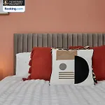 Newly Renovated 4bdr House By Homebird Management Short Lets & Serviced With Private Parking & Netflix Leeds (West Yorkshire)