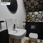 Newly Renovated 4bdr House By Homebird Management Short Lets & Serviced With Private Parking & Netflix Hébergement de vacances