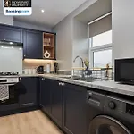 Hébergement de vacances Newly Renovated 4bdr House By Homebird Management Short Lets & Serviced With Private Parking & Netflix
