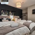 Newly Renovated 4bdr House By Homebird Management Short Lets & Serviced With Private Parking & Netflix Leeds (West Yorkshire)