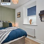 Newly Renovated 4bdr House By Homebird Management Short Lets & Serviced With Private Parking & Netflix Hébergement de vacances Leeds (West Yorkshire)