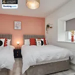 Newly Renovated 4bdr House By Homebird Management Short Lets & Serviced With Private Parking & Netflix Hébergement de vacances