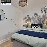 Hébergement de vacances Newly Renovated 4bdr House By Homebird Management Short Lets & Serviced With Private Parking & Netflix