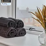 Newly Renovated 4bdr House By Homebird Management Short Lets & Serviced With Private Parking & Netflix Leeds (West Yorkshire)