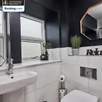 Newly Renovated 4bdr House By Homebird Management Short Lets & Serviced With Private Parking & Netflix