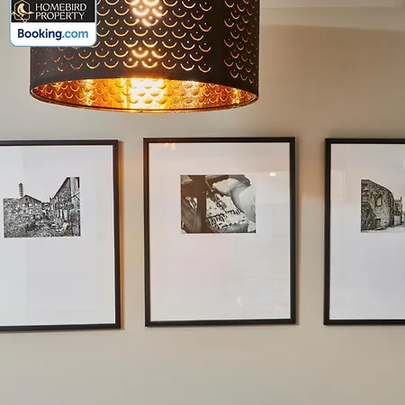 Hébergement de vacances Newly Renovated 4bdr House By Homebird Management Short Lets & Serviced With Private Parking & Netflix Leeds (West Yorkshire)