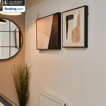 Newly Renovated 4bdr House By Homebird Management Short Lets & Serviced With Private Parking & Netflix Hébergement de vacances *