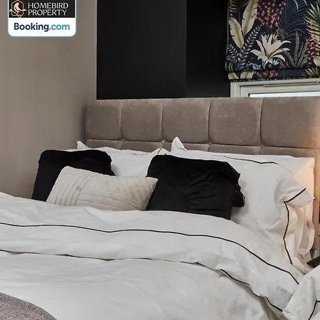 Hébergement de vacances Newly Renovated 4bdr House By Homebird Management Short Lets & Serviced With Private Parking & Netflix *