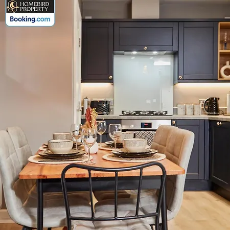 Newly Renovated 4bdr House By Homebird Management Short Lets & Serviced With Private Parking & Netflix