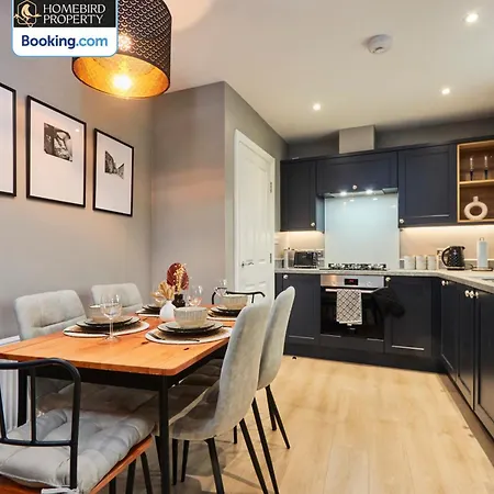 別荘 Newly Renovated 4bdr House By Homebird Management Short Lets & Serviced With Private Parking & Netflix