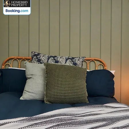 Newly Renovated 4bdr House By Homebird Management Short Lets & Serviced With Private Parking & Netflix 別荘 *
