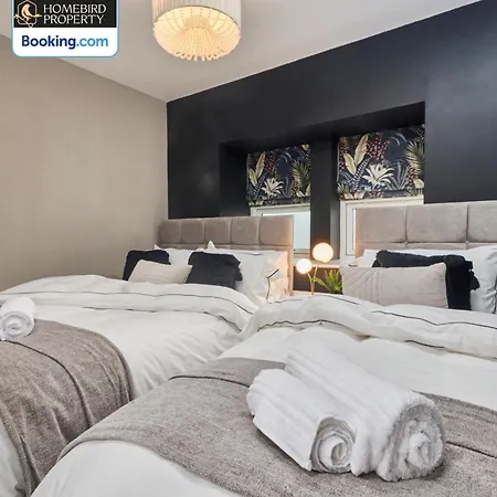 Newly Renovated 4bdr House By Homebird Management Short Lets & Serviced With Private Parking & Netflix 別荘 リーズ