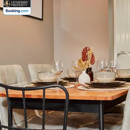 Newly Renovated 4bdr House By Homebird Management Short Lets & Serviced With Private Parking & Netflix リーズ