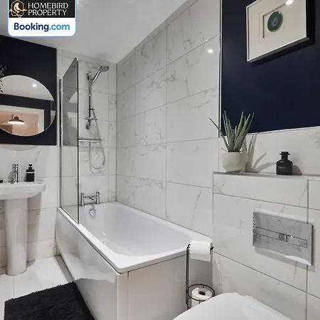 Newly Renovated 4bdr House By Homebird Management Short Lets & Serviced With Private Parking & Netflix 別荘