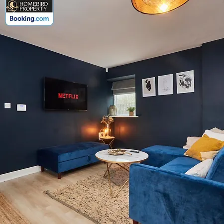 別荘 Newly Renovated 4bdr House By Homebird Management Short Lets & Serviced With Private Parking & Netflix *