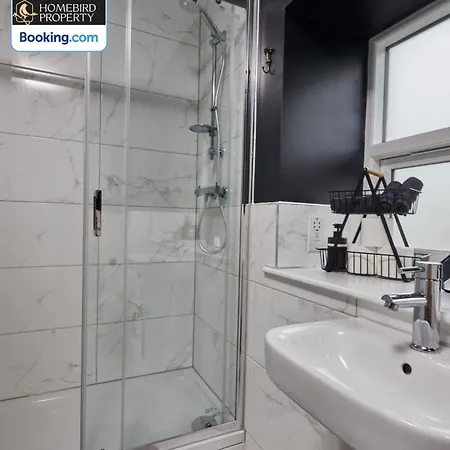 Casa de Férias Newly Renovated 4bdr House By Homebird Management Short Lets & Serviced With Private Parking & Netflix Leeds (West Yorkshire)