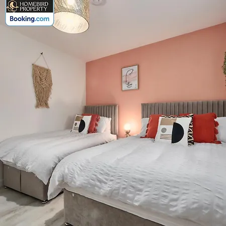 Newly Renovated 4bdr House By Homebird Management Short Lets & Serviced With Private Parking & Netflix リーズ