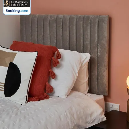 Newly Renovated 4bdr House By Homebird Management Short Lets & Serviced With Private Parking & Netflix 別荘