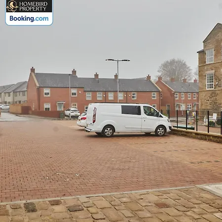 Newly Renovated 4bdr House By Homebird Management Short Lets & Serviced With Private Parking & Netflix