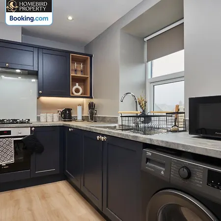 別荘 Newly Renovated 4bdr House By Homebird Management Short Lets & Serviced With Private Parking & Netflix