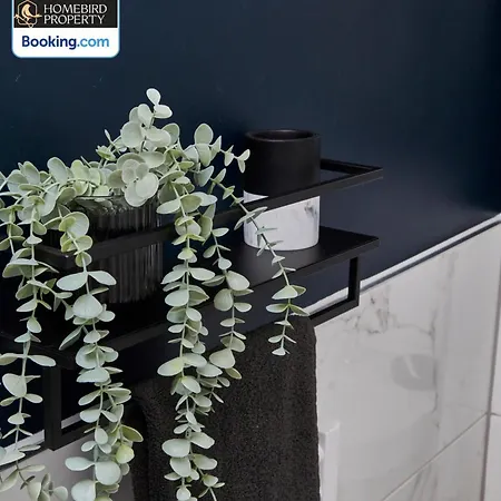 別荘 Newly Renovated 4bdr House By Homebird Management Short Lets & Serviced With Private Parking & Netflix *