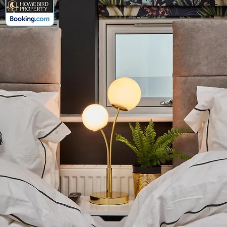 Newly Renovated 4bdr House By Homebird Management Short Lets & Serviced With Private Parking & Netflix