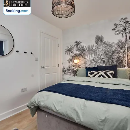 別荘 Newly Renovated 4bdr House By Homebird Management Short Lets & Serviced With Private Parking & Netflix