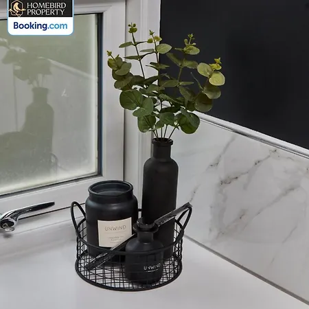 Newly Renovated 4bdr House By Homebird Management Short Lets & Serviced With Private Parking & Netflix 別荘 *