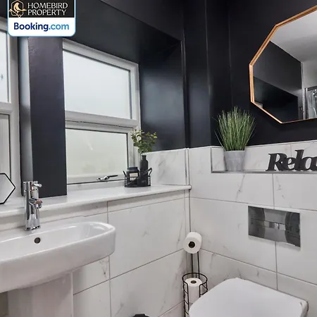 Newly Renovated 4bdr House By Homebird Management Short Lets & Serviced With Private Parking & Netflix